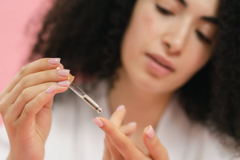 Egzosomy – czym są w kosmetykach i jak je stosować? Poznaj naszą perełkę: serum z egzosomami Mokosh